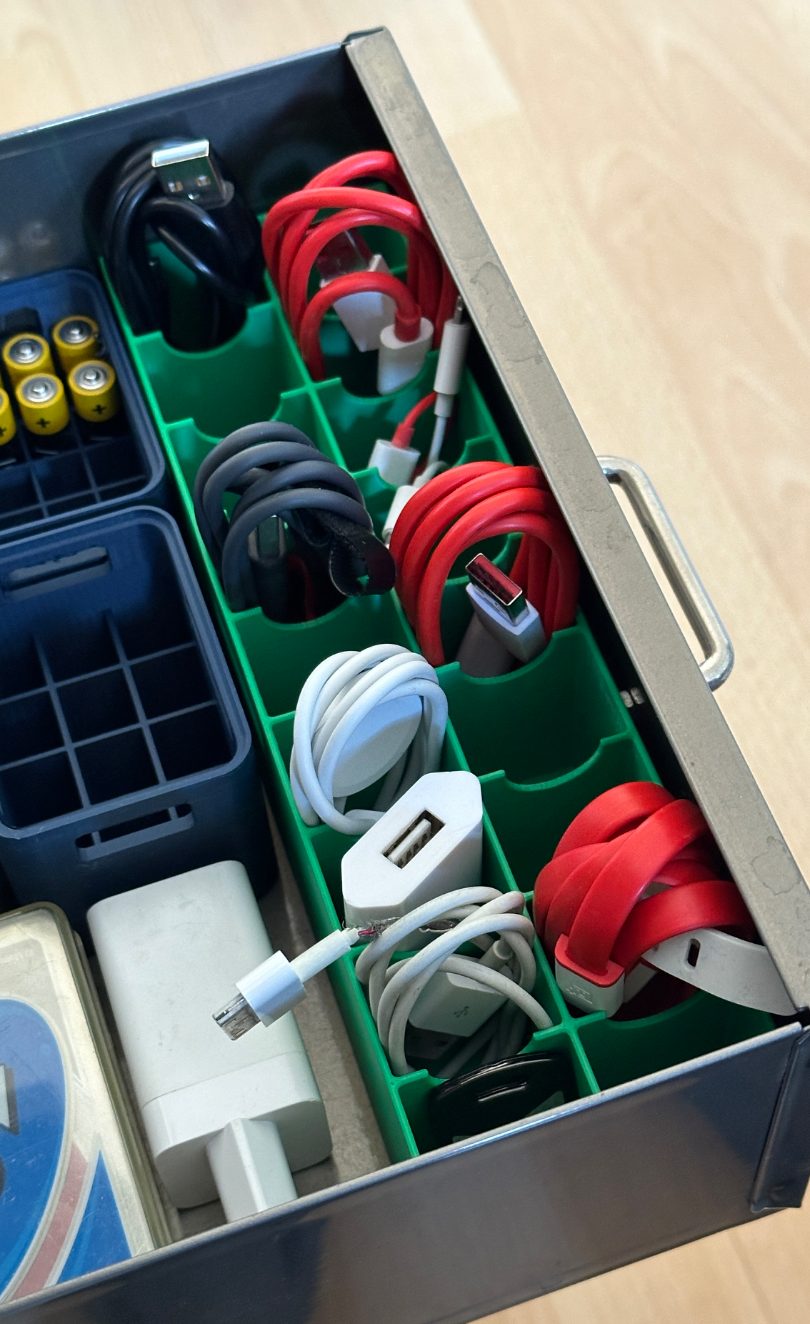Cable Organizer for Bisley Desk cabinet — vue 1