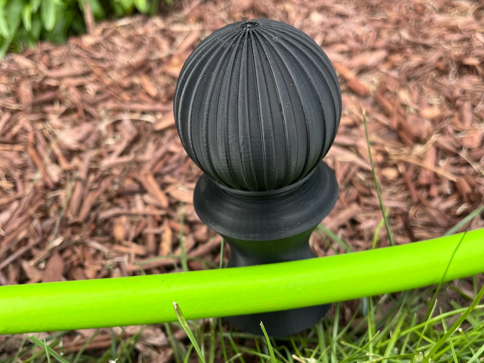 Classical Ball Top Garden Hose Guide — vue 1