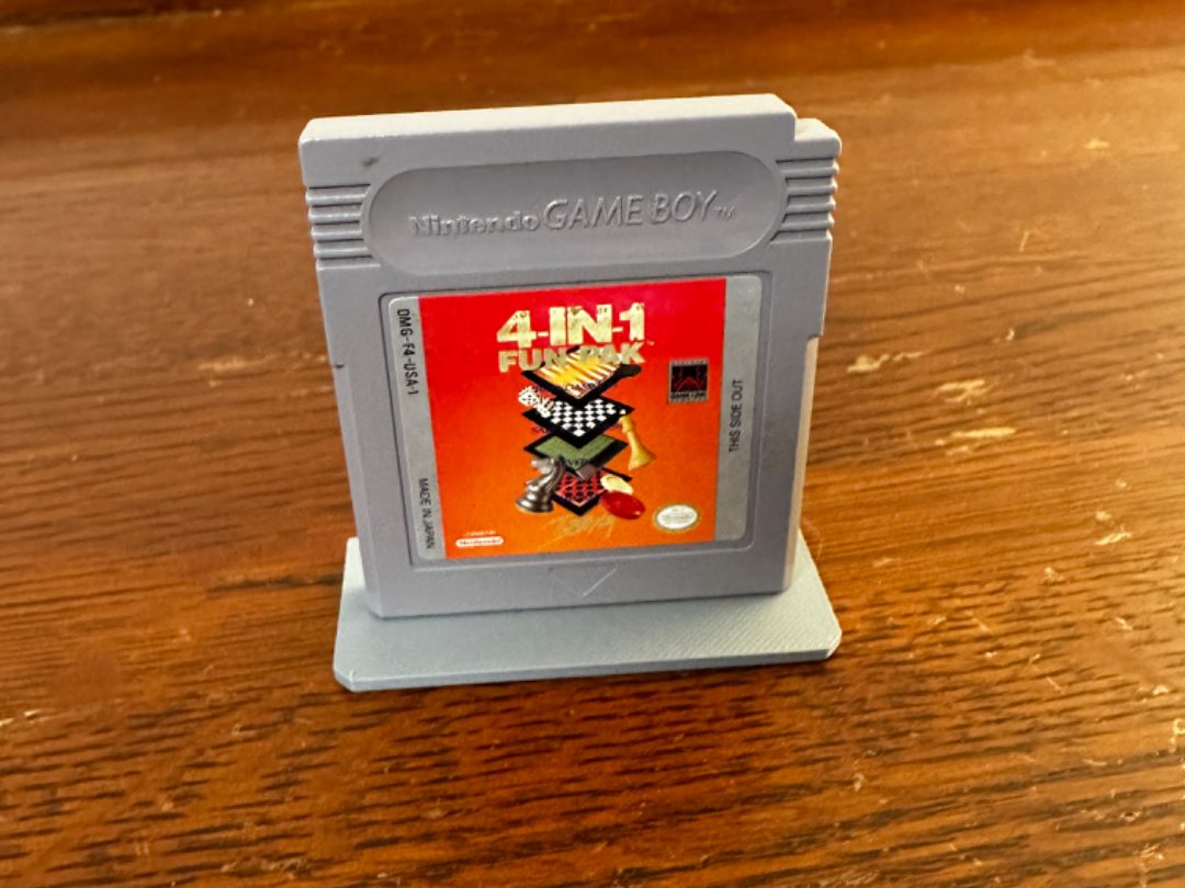 Game Boy Cartridge Stand — vue 1