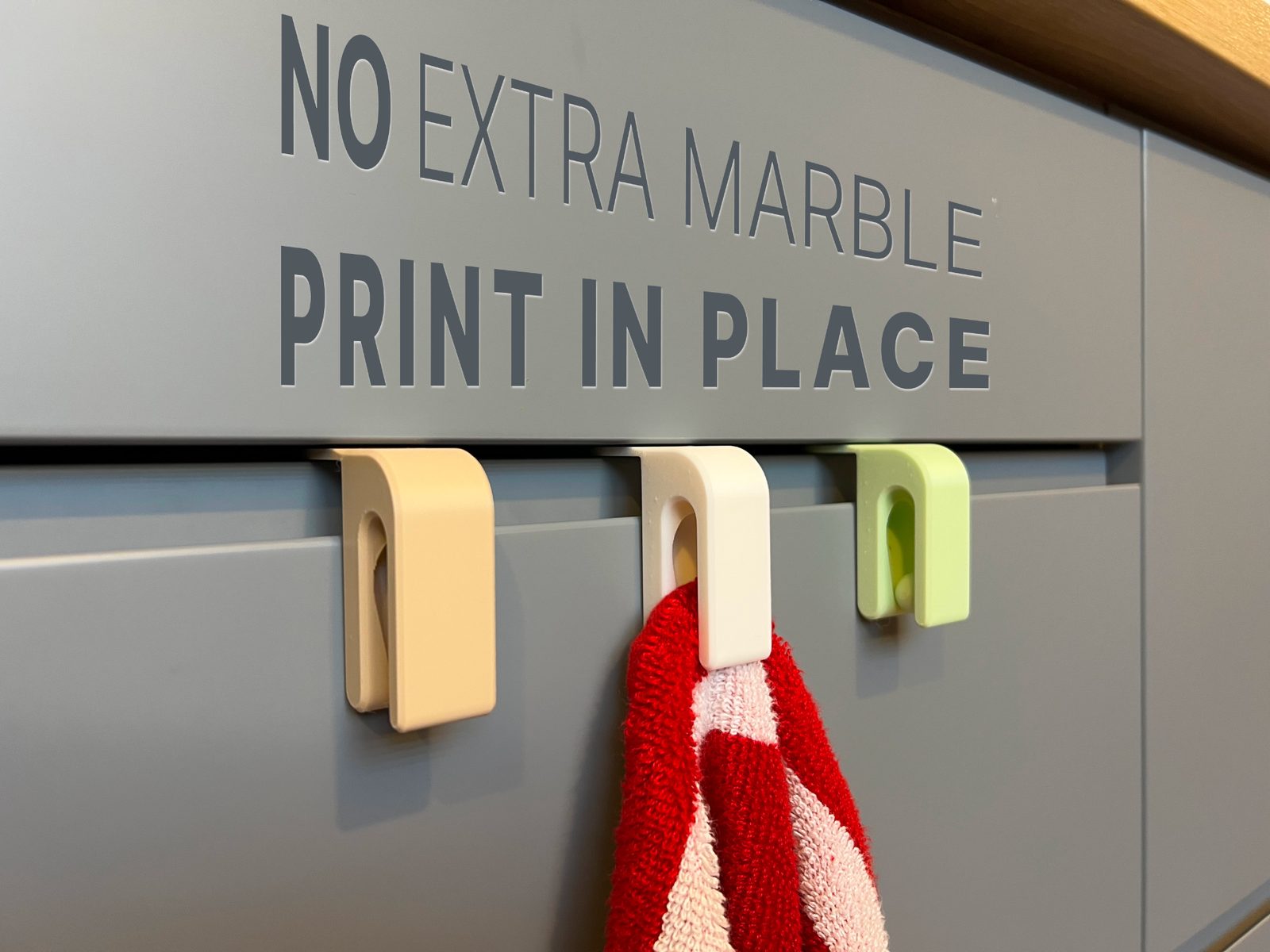 Gravity Grip Cabinet Hanger — vue 1