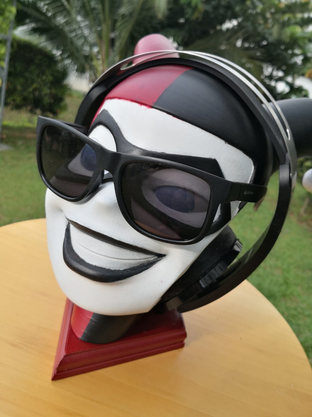 Harley Quinn headphone stand — vue 1