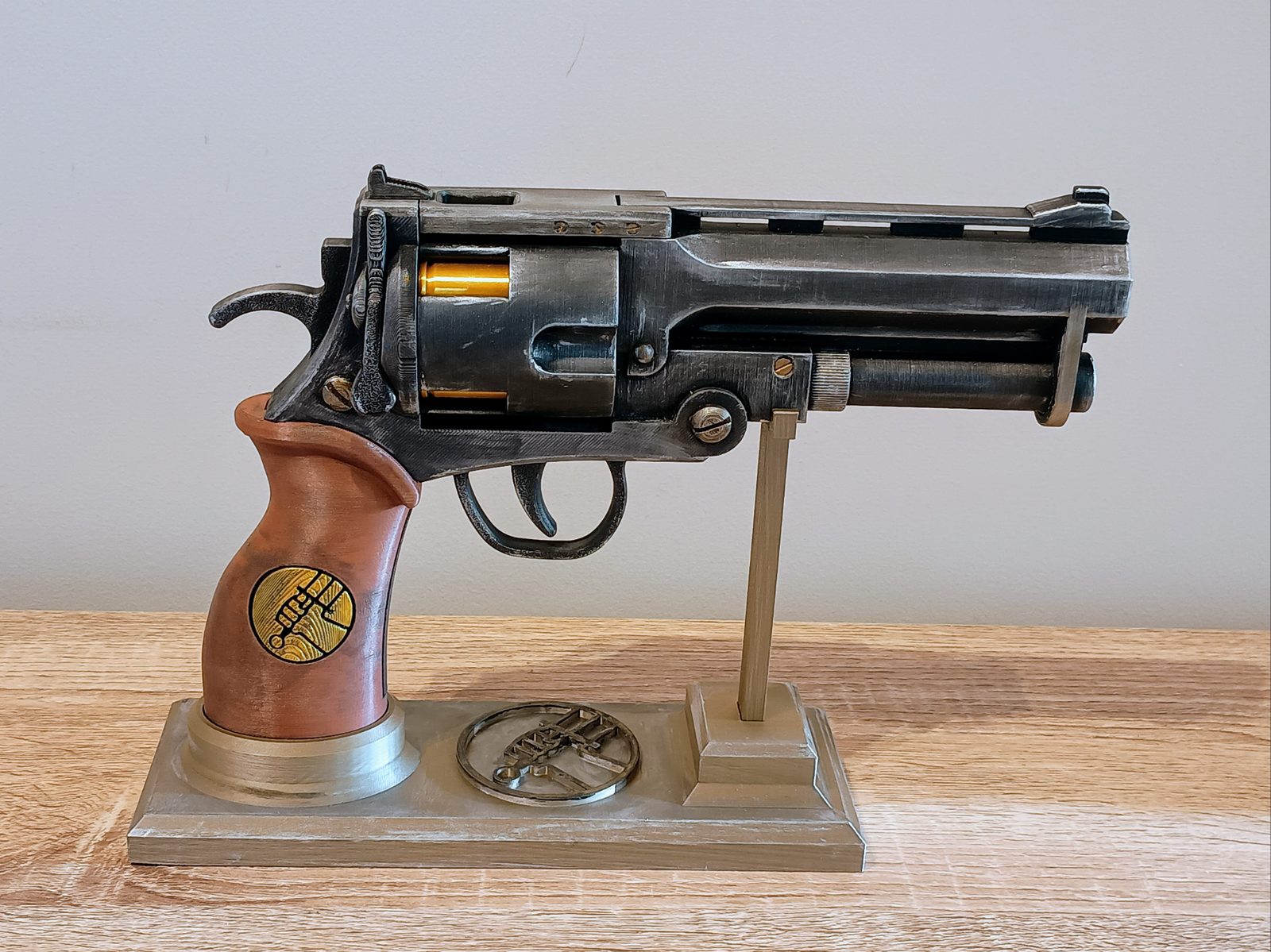 Hellboy – Good Samaritan Revolver Prop Replica — vue 1