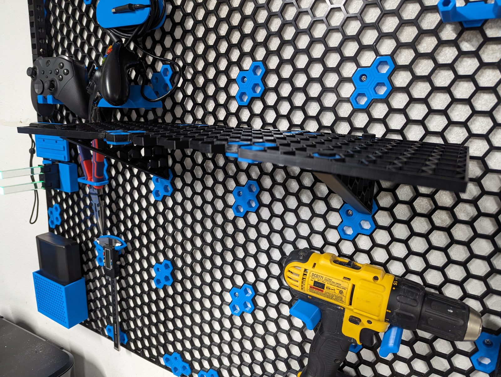 Honeycomb Storage Wall (HSW) Shelf — vue 1
