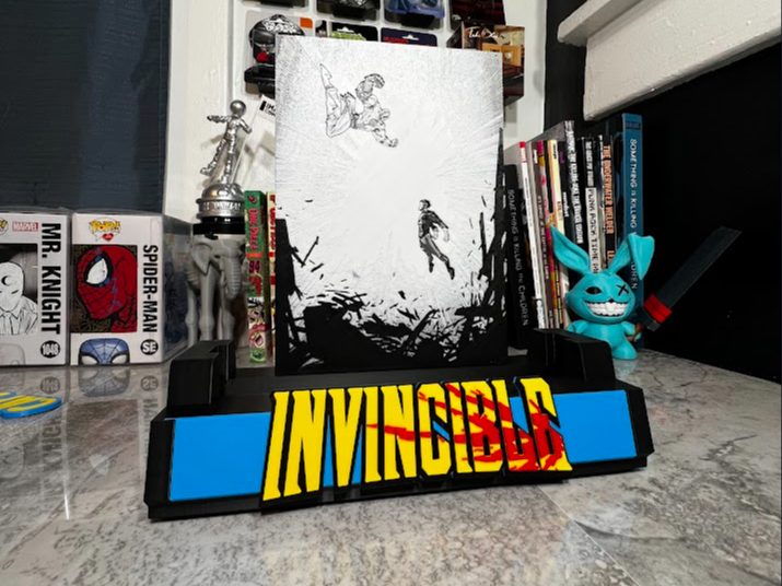 Invincible Slab Stand — Omni-Man & Atom Eve — vue 1