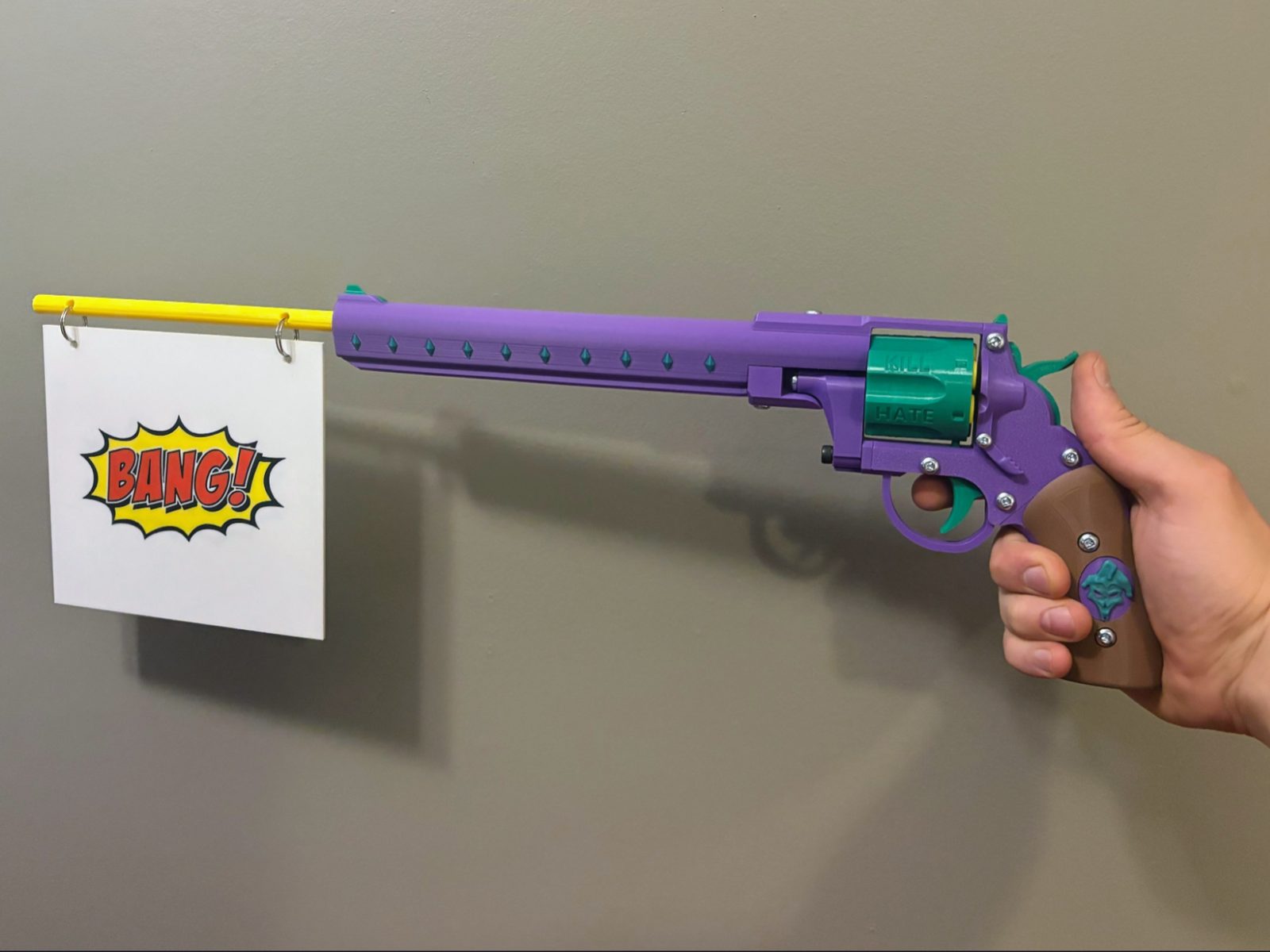 Joker "Bang" Revolver - Functioning Prop Gun — vue 1