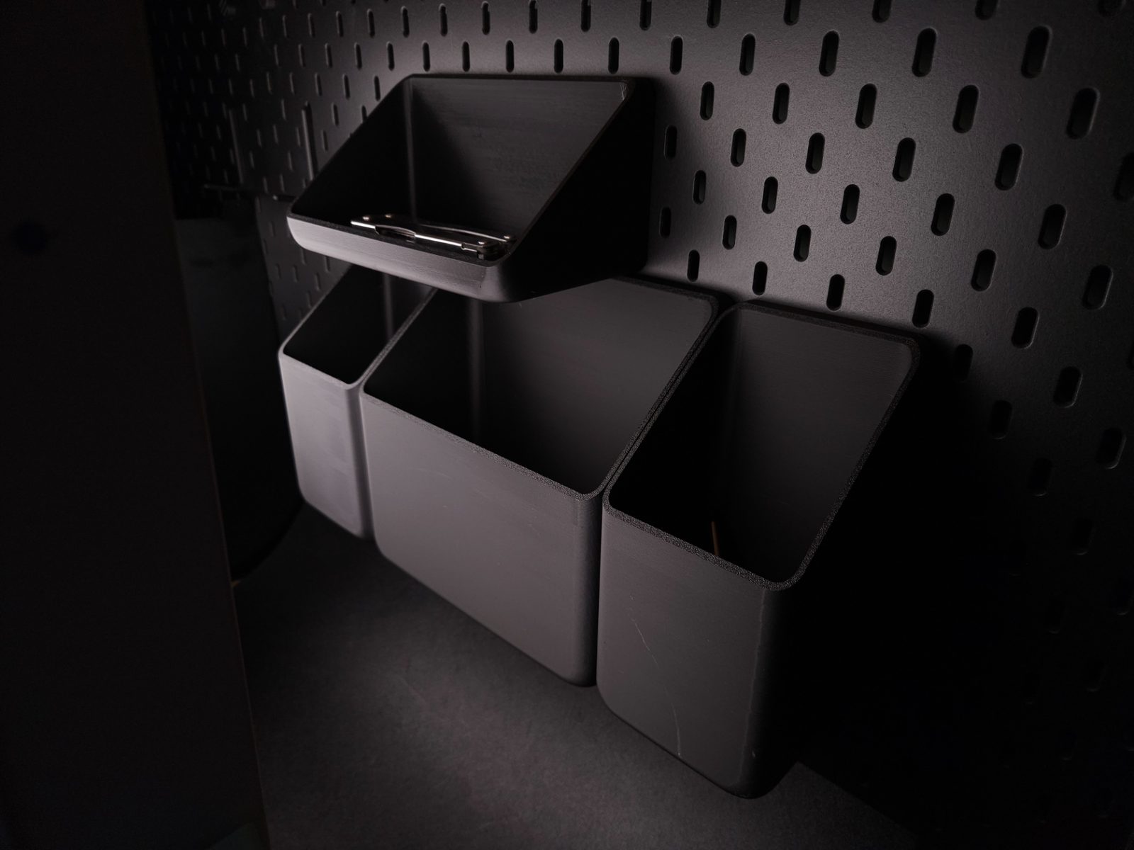 Large Modular SKADIS Bin shelf – no support — vue 1
