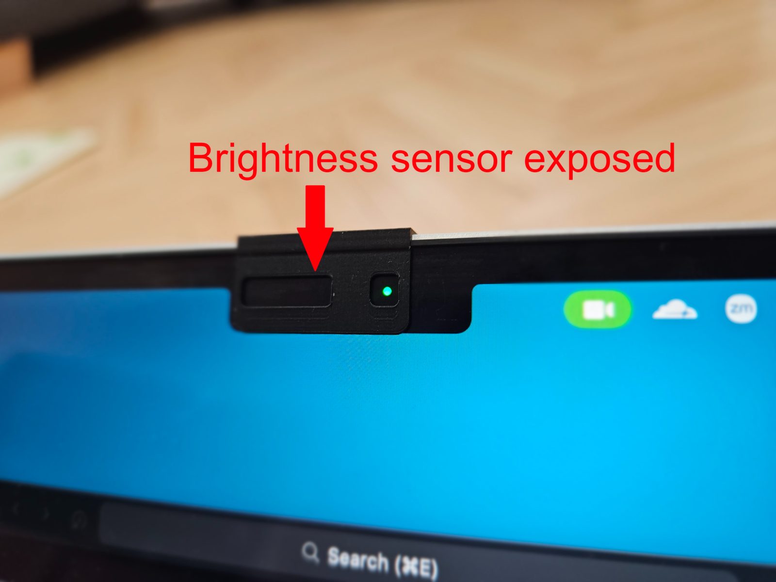 Macbook camera cover - brightness sensor exposed — vue 1