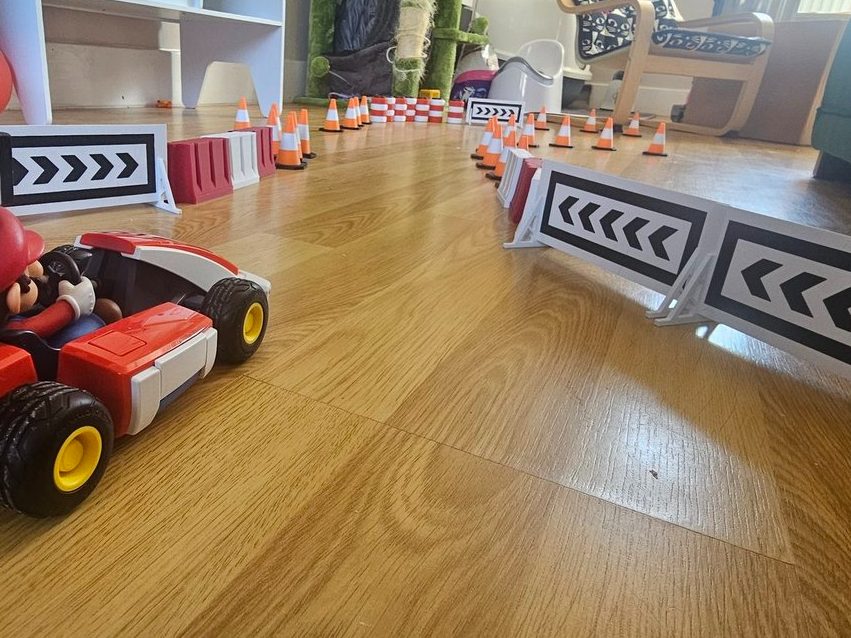 Mario Kart Live direction arrows with stands — vue 1