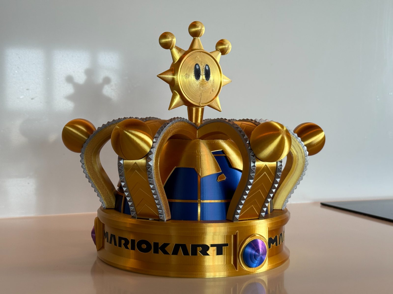 Mario Kart World Crown - Full size replica — vue 1