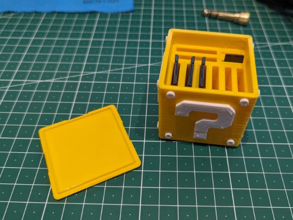 Mario - Question block holder — vue 1