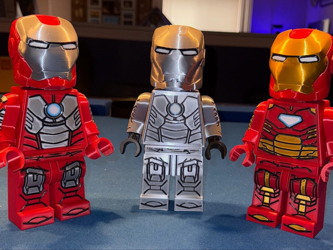 Mega-Brick Custom Iron Man minifigure (5:1 scale) — vue 1