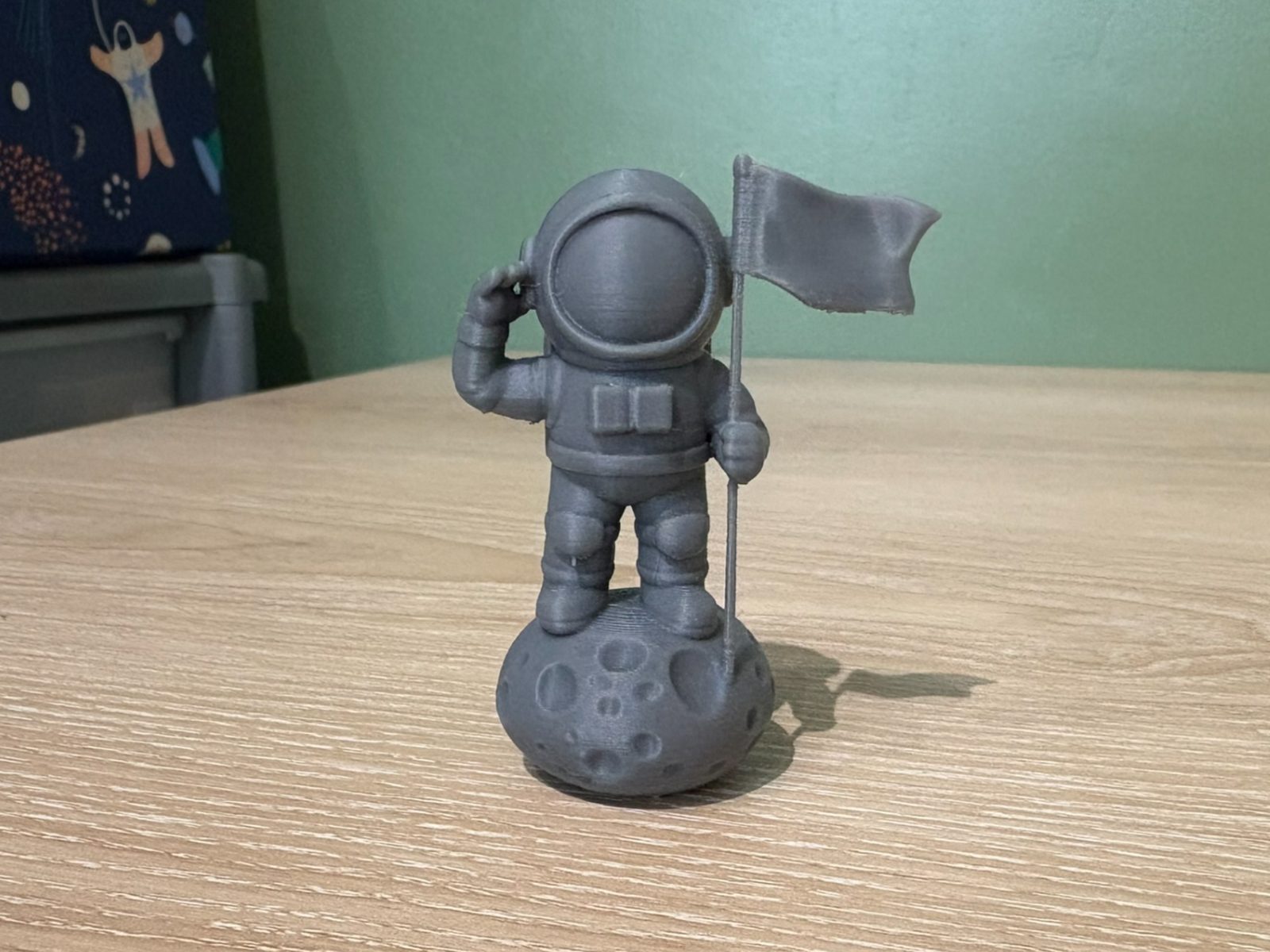 Mini Spaceman on rock with flag — vue 1