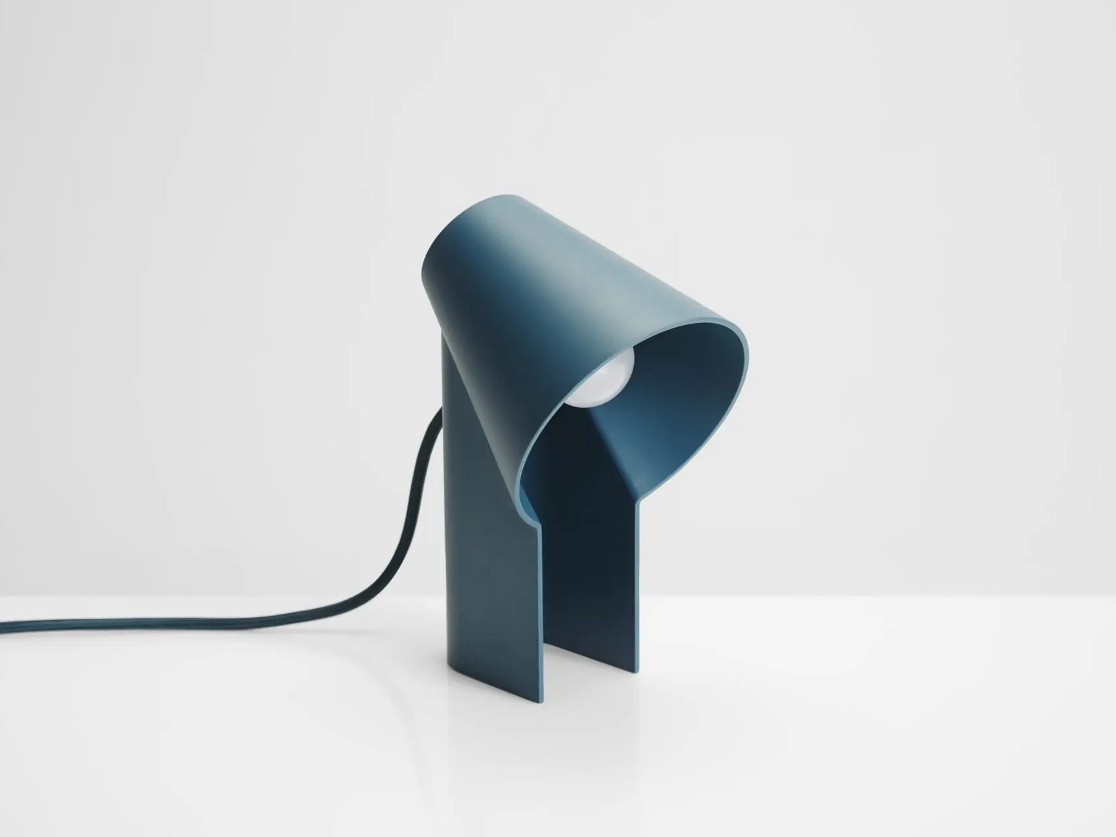 Minimalist Designer Desk Lamp — vue 1