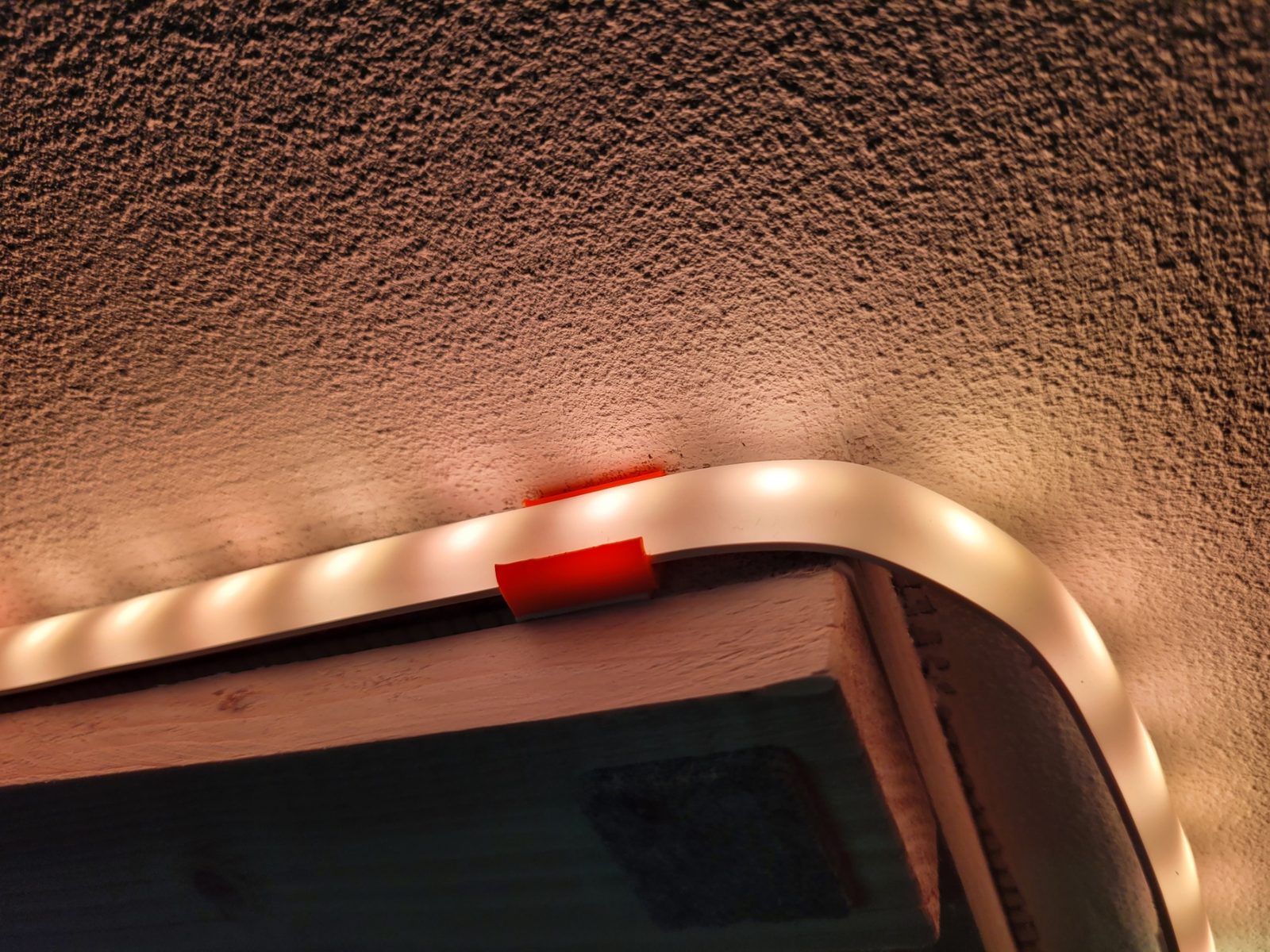 Mount for Philips Hue Gradient Ambience Lightstrip — vue 1