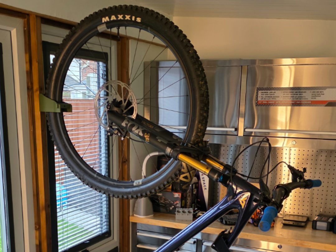 Mountain Bike Vertical Wall Mount — vue 1