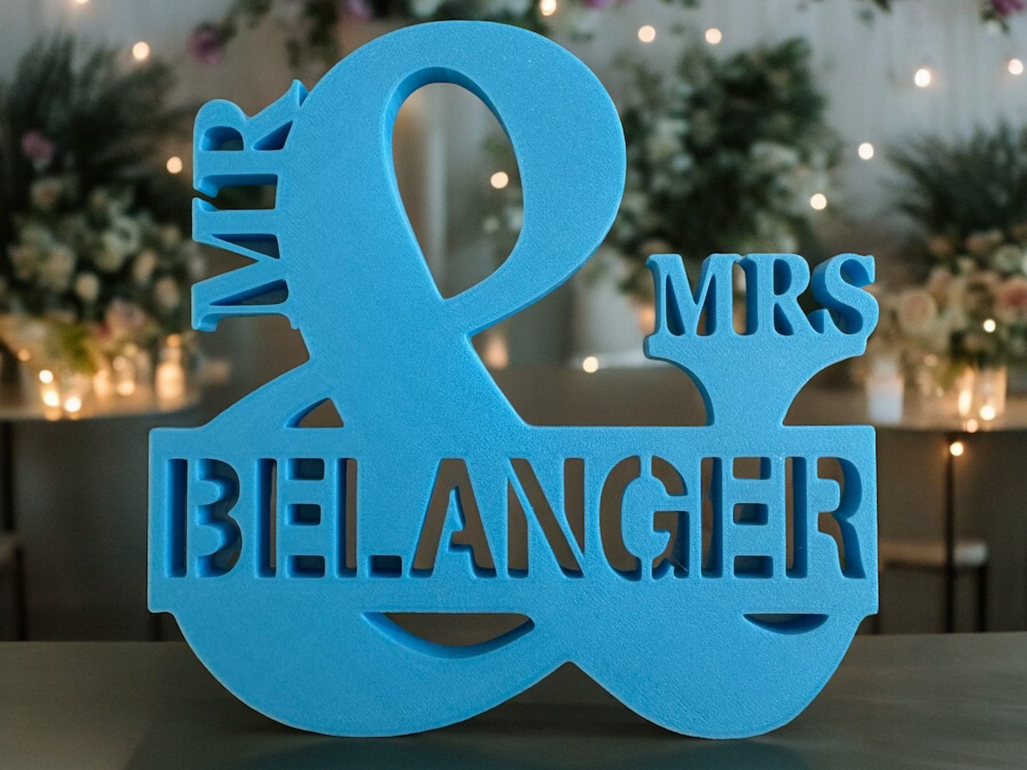 Mr. and Mrs. personalized wedding decor — vue 1