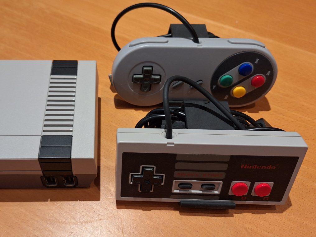 NES/SNES controller stand with cable management — vue 1