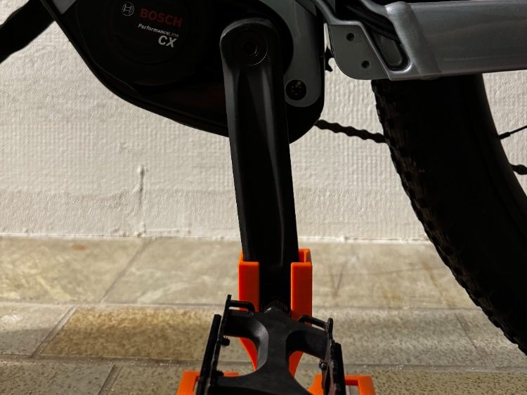 Pedal Hook Bike Stand – No Kickstand? No Problem! — vue 1