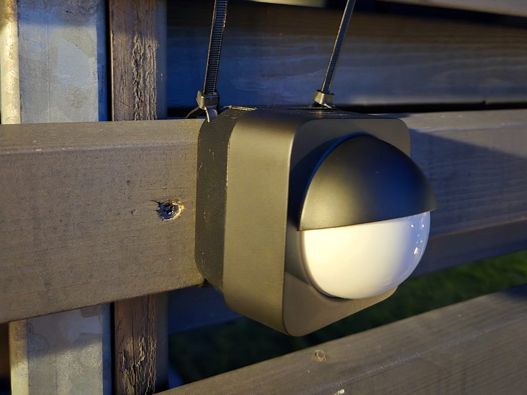 Philips HUE outdoor sensor angle mount — vue 1