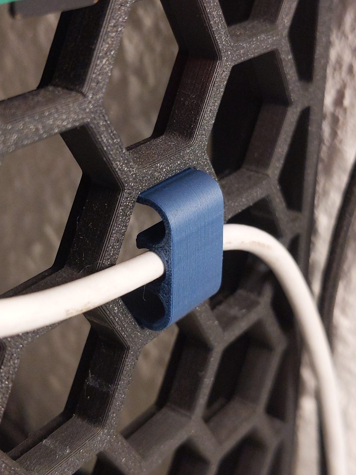 Quick cable clip for honeycomb storage wall (HSW) — vue 1