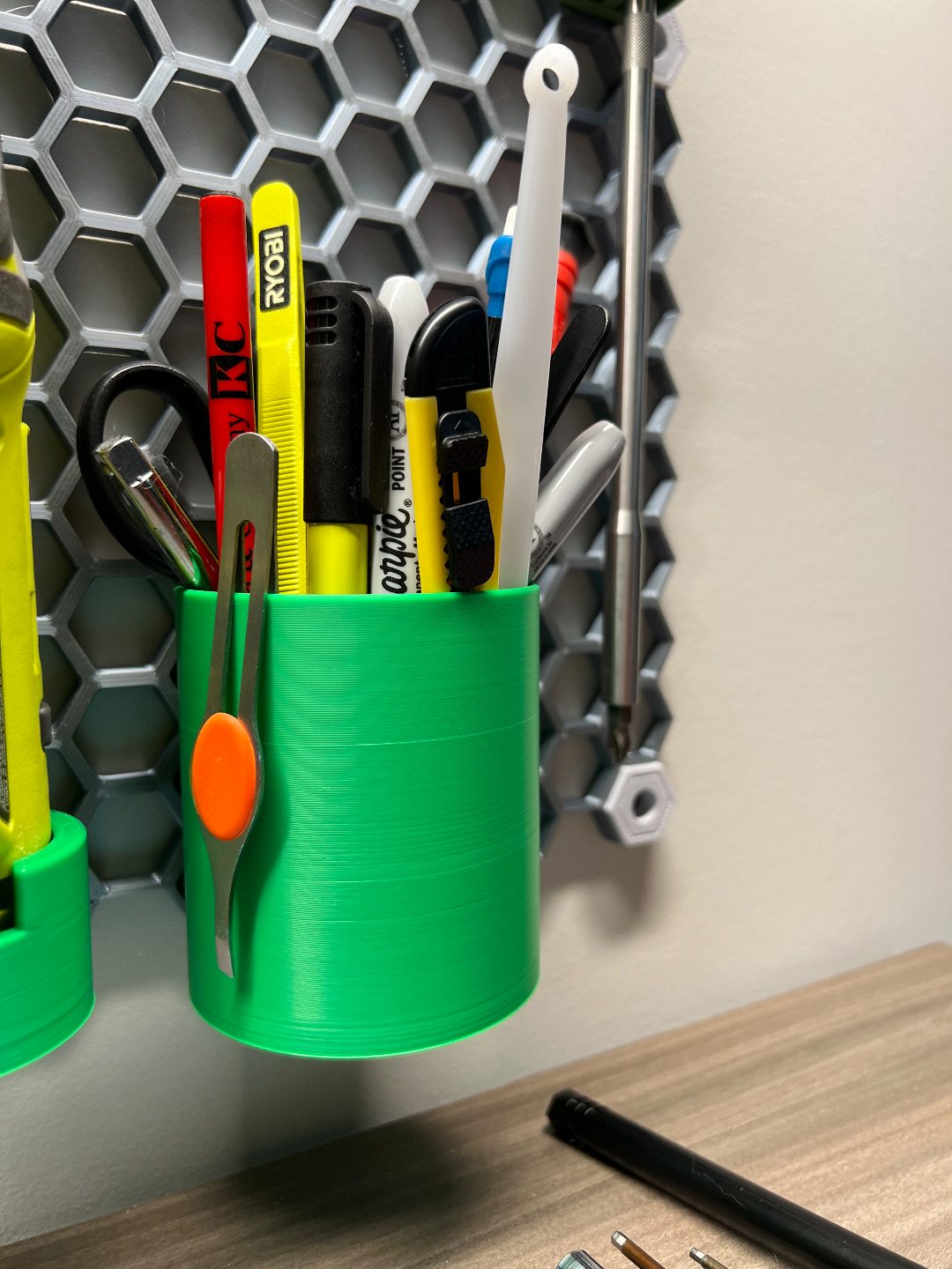 Simple Pencil Cup HSW Honeycomb Storage Wall — vue 1