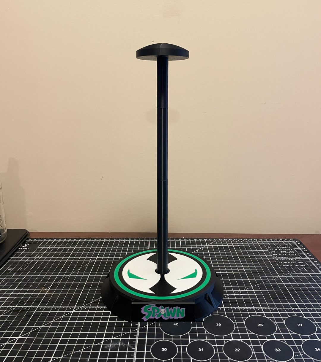 Spawn Helmet Stand — vue 1
