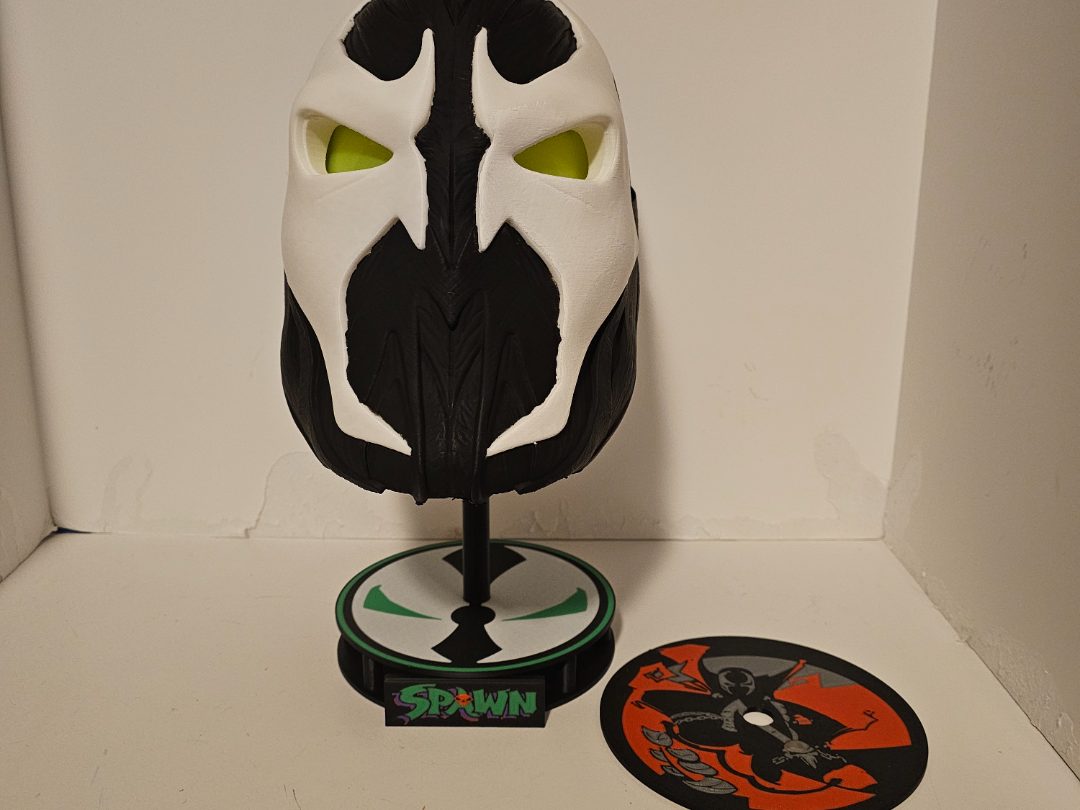 Spawn Helmet Stand w/changeable face plates — vue 1