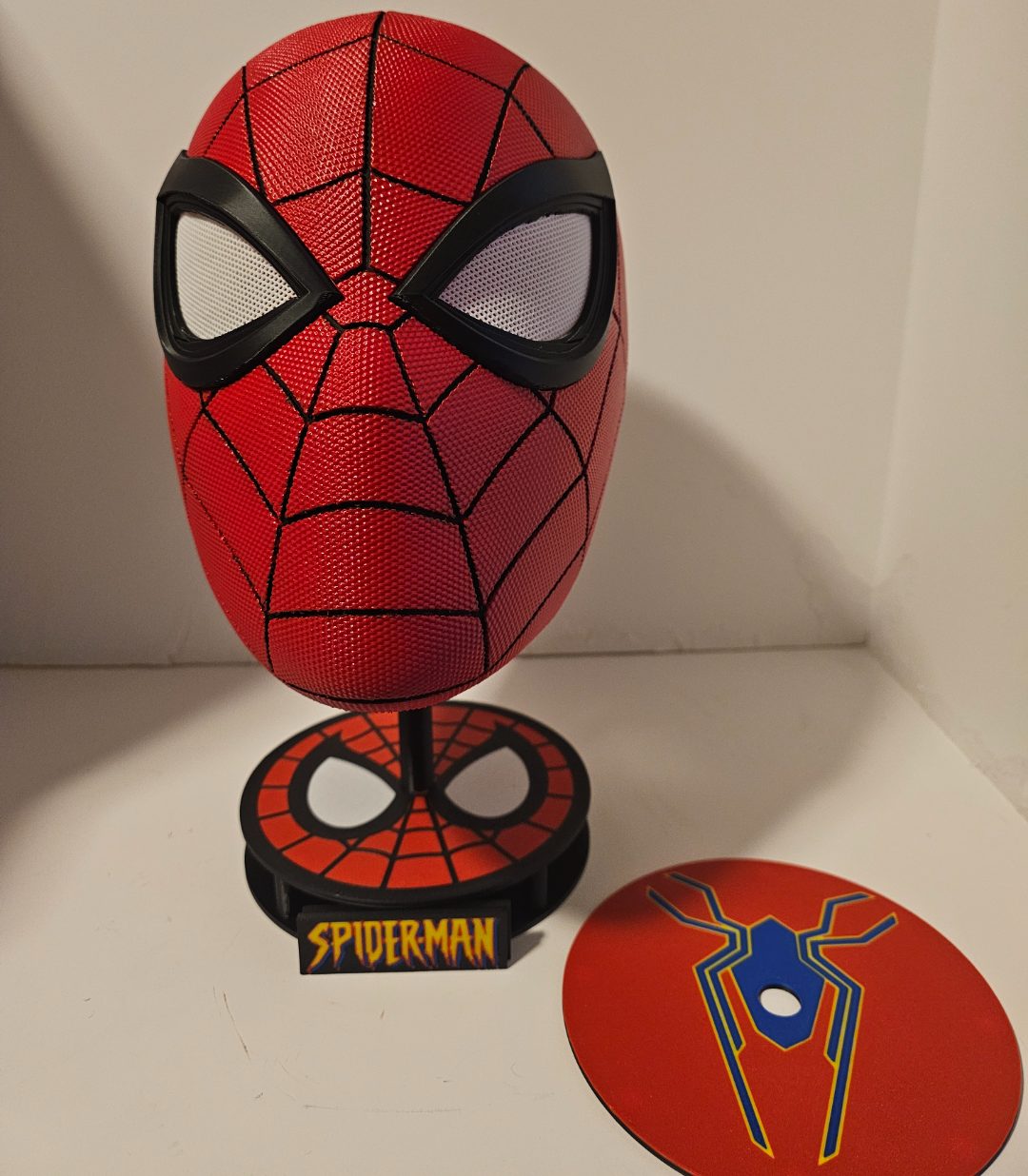 Spiderman Helmet Stand w/ Changeable face plates — vue 1