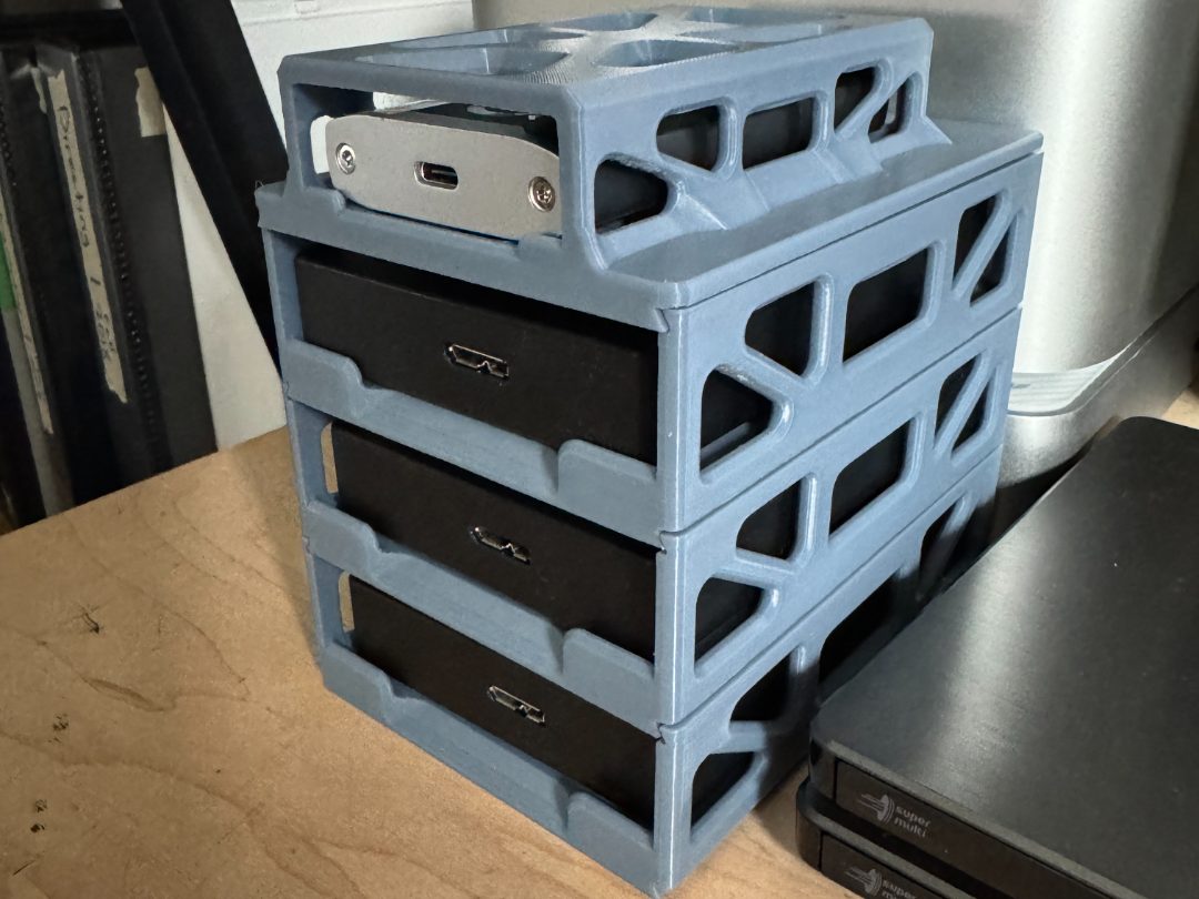 Stackable Hard Drive Holder V2 — vue 1