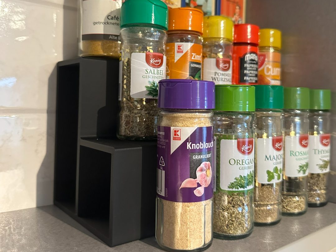 Stepped Spice Rack – Compact Kitchen Organizer — vue 1