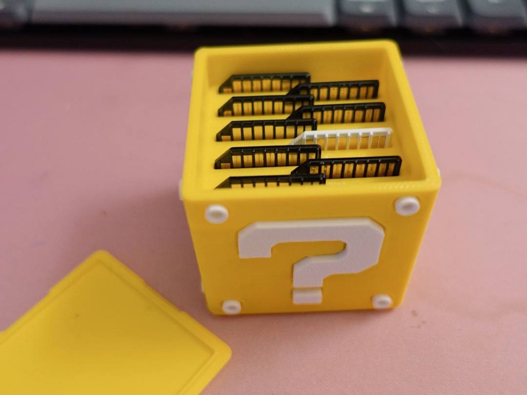 Super Mario Question Block SD card holder — vue 1