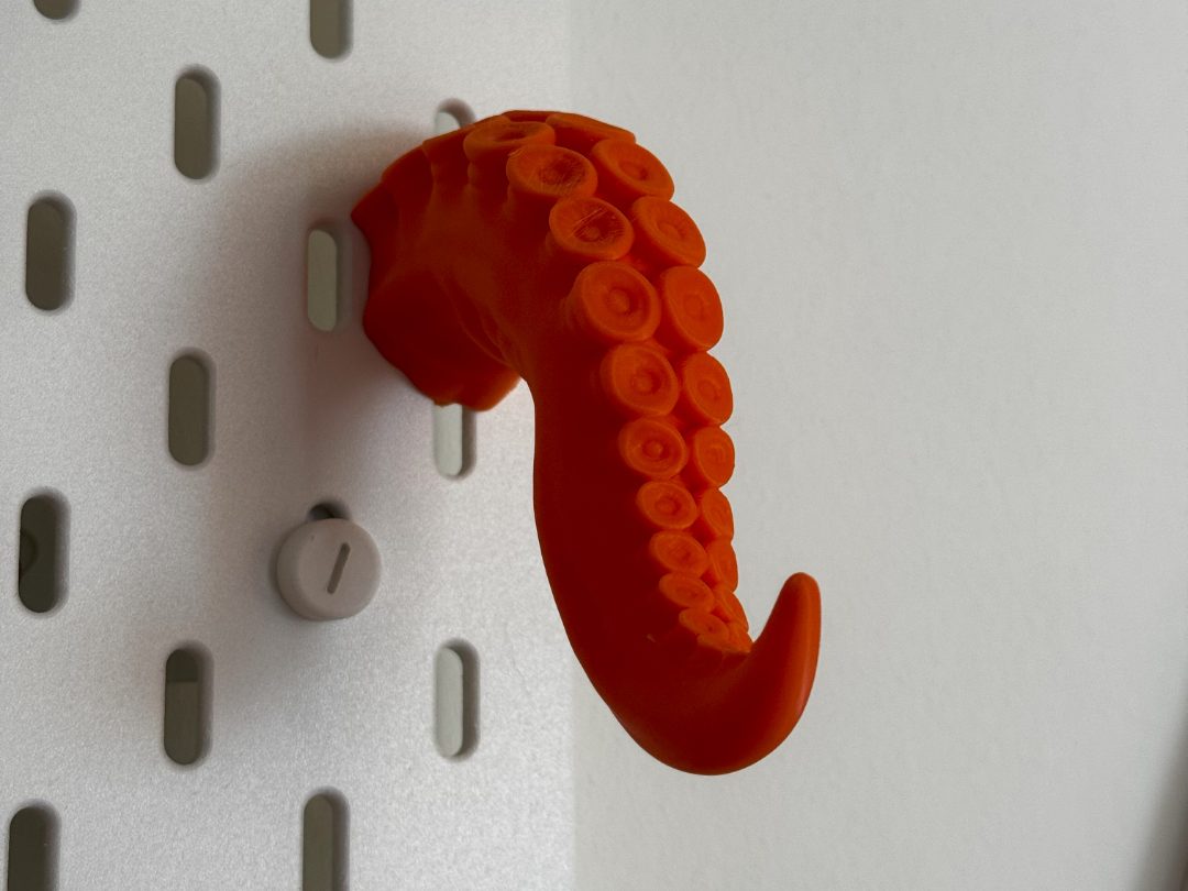 Tentacle Hook for SKÅDIS Pegboard — vue 1