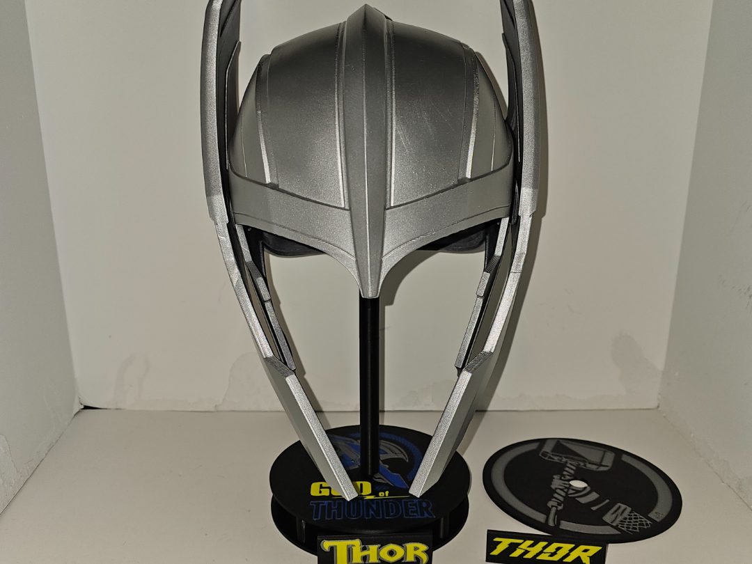 Thor Helmet Stand w/changeable face plates — vue 1