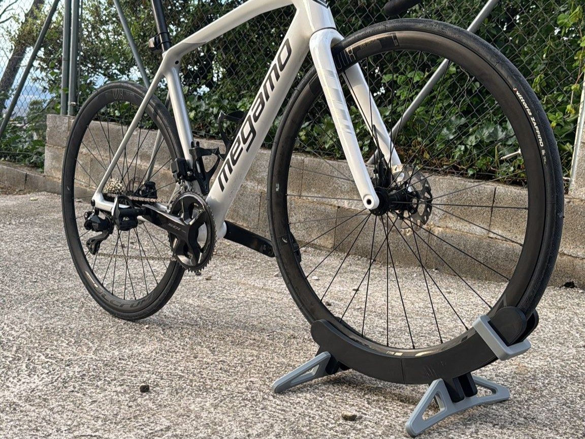 Universal Bicycle Wheel Stand – Road, Gravel & MTB — vue 1