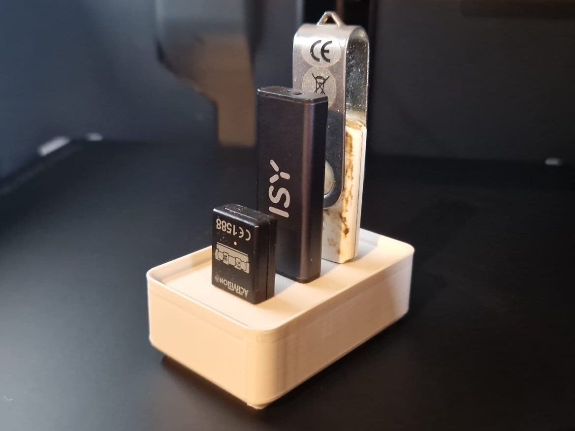 Usb stick holder for 3, 5 and 7 slots — vue 1
