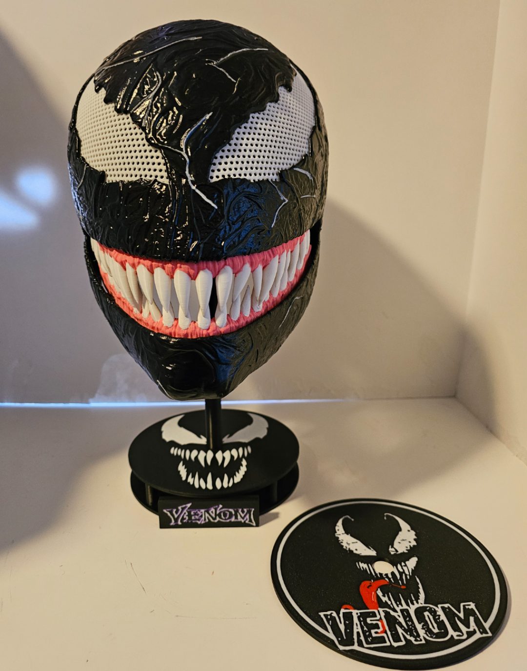 Venom Helmet stand w/changeable face plates — vue 1