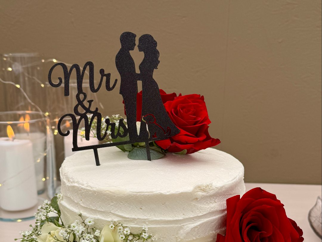 Wedding Cake Topper Couple with and without Dog — vue 1