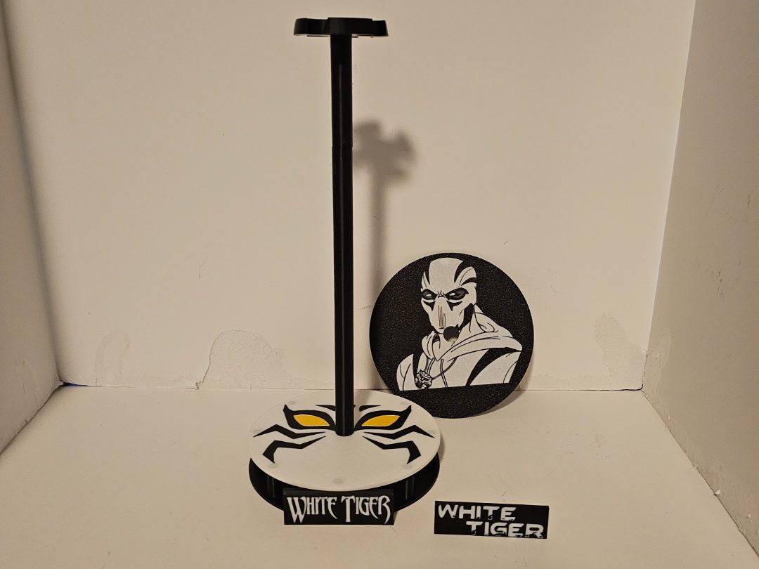 White Tiger Helmet Stand w/changeable face plates — vue 1